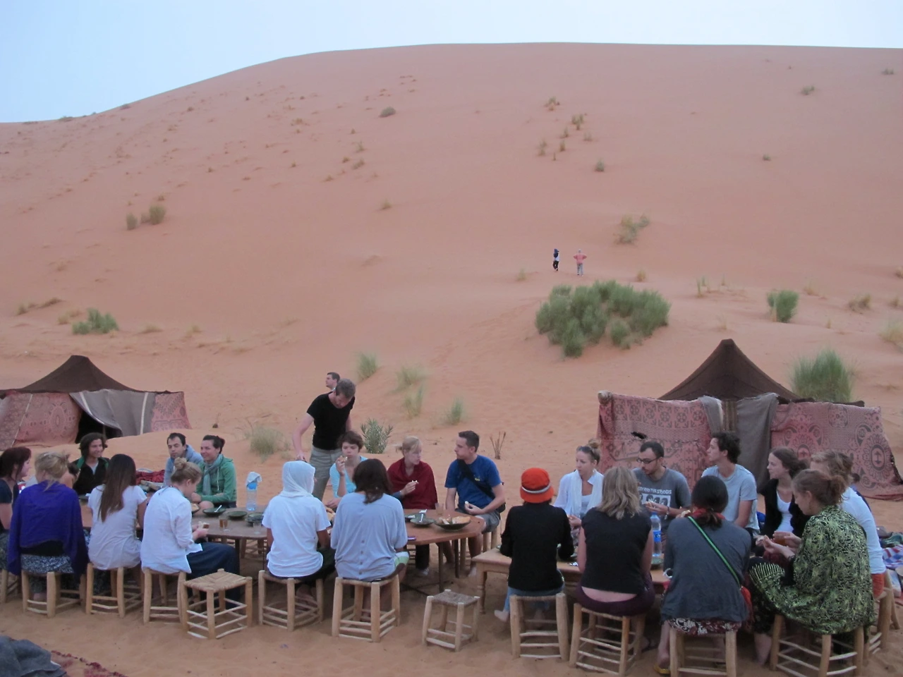 [5-104] 새벽에 일어나 아침을 먹는 여행객들.JPG