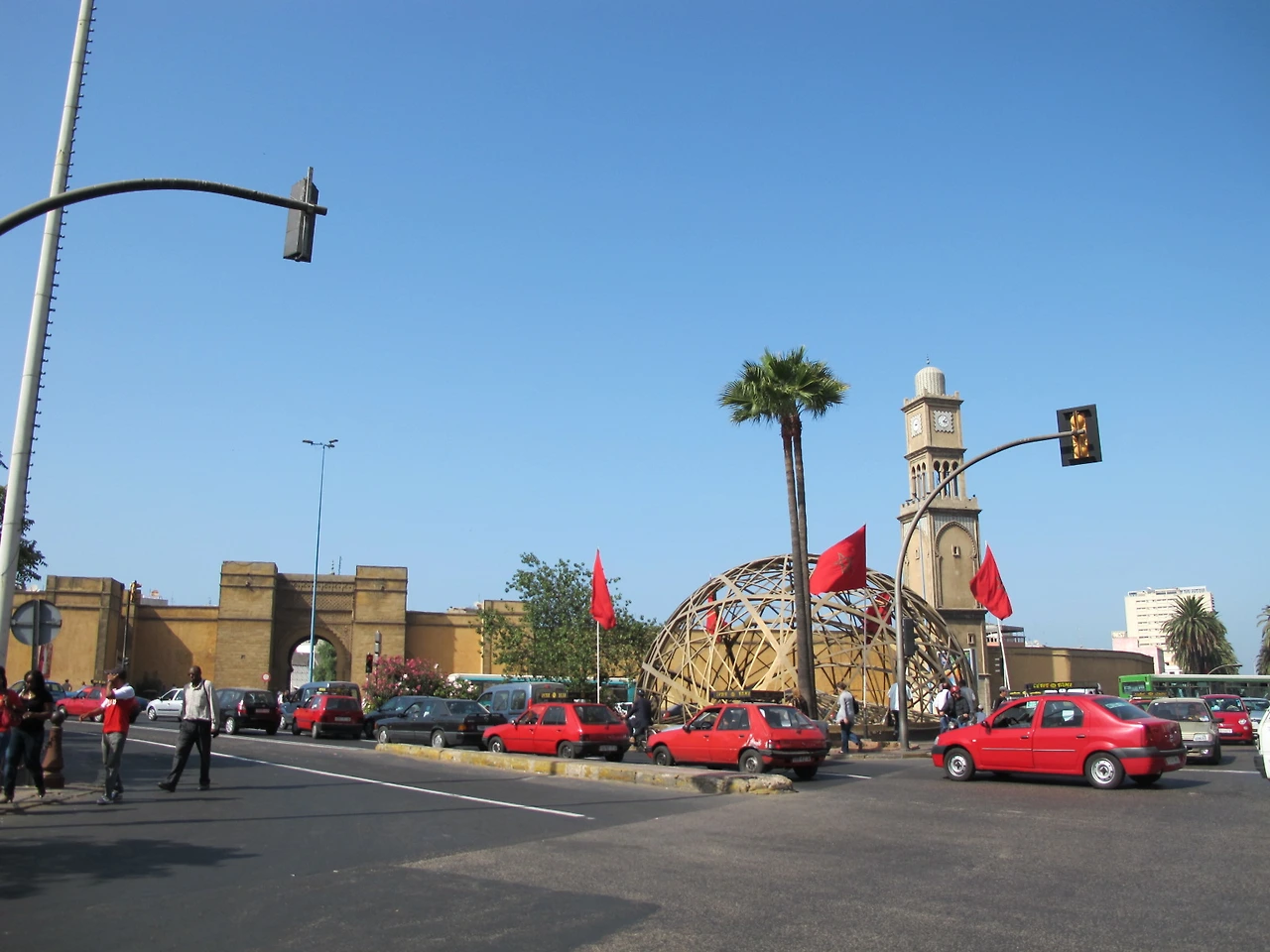 [5-62] 카사블랑카 메디나 앞 빨간 쁘띠 택시.JPG