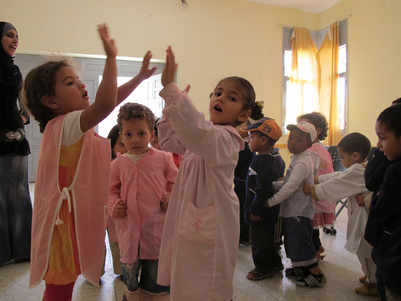 [3-27] ‘동대문을 열어라’ 노래에 맞춰 ‘동대문 놀이’를 하는 아이들 1.JPG