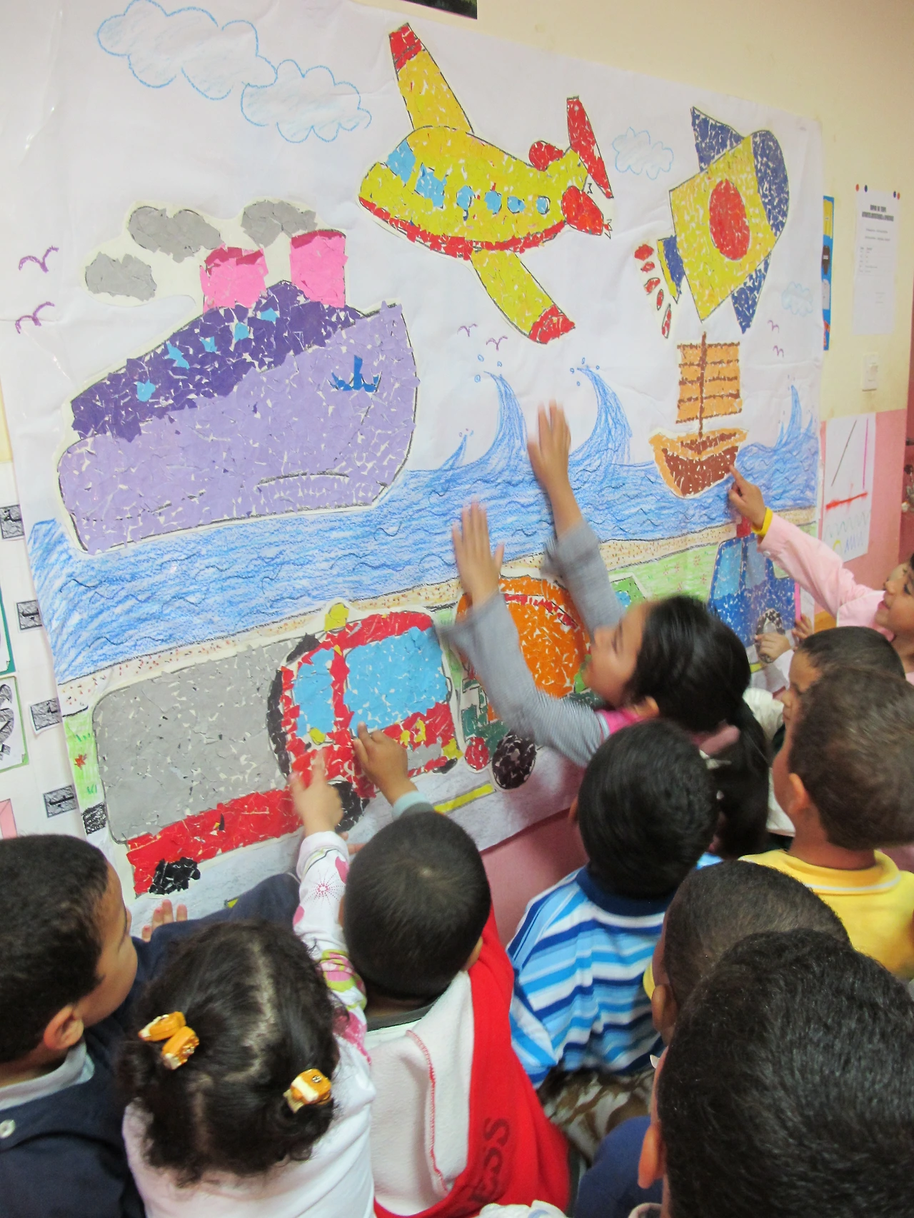 [3-81] 완성된 공동작품을 보는 아이들.JPG