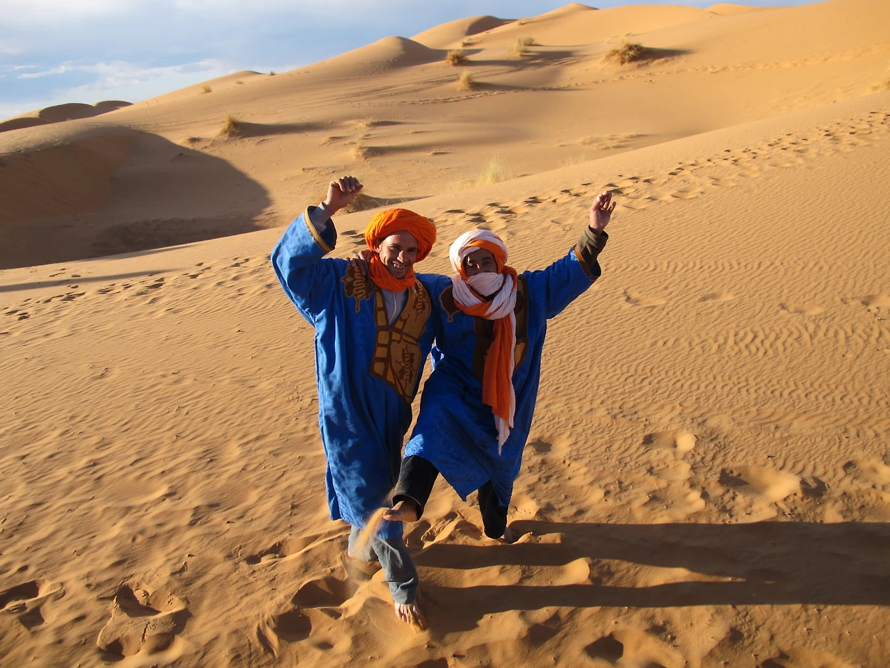 [5-101] 맨발로 사막을 자유로이 거니는 베르베르(아마질) 가이드.JPG