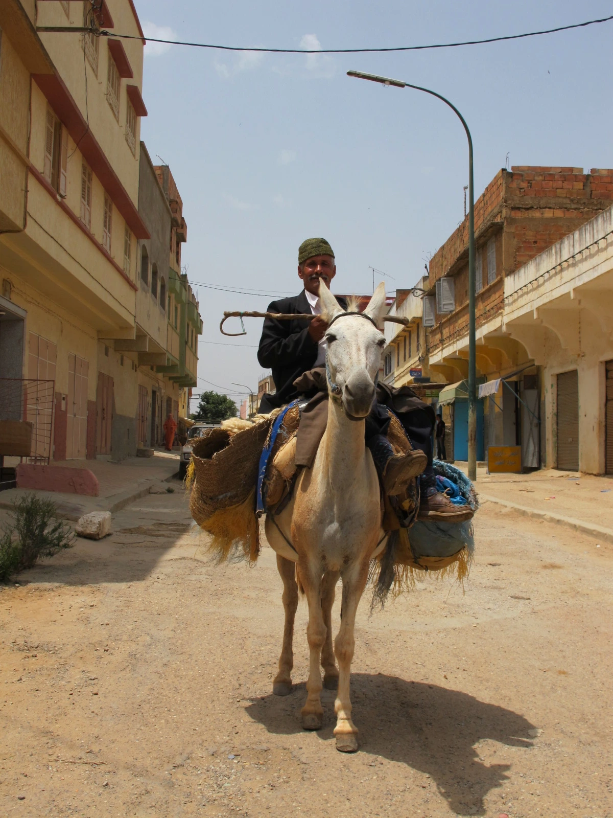 [2-56] 티플렛(Tilfet)의 당나귀를 타고 다니시는 마을 어르신.JPG