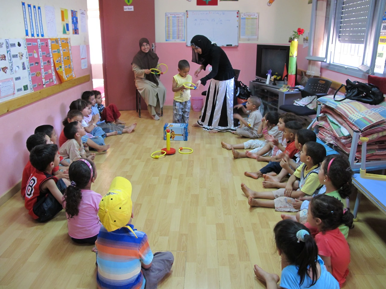 [3-101] 마지막 수업으로 반대 반 ‘고리 던지기’ 시합을 하는 아이들 1.JPG
