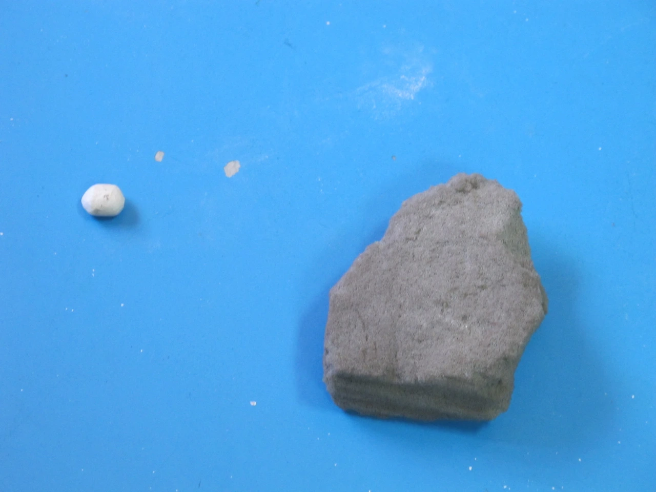 [3-7] 아이들이 작은 손으로 글씨를 쓰던 분필과 지우개.JPG