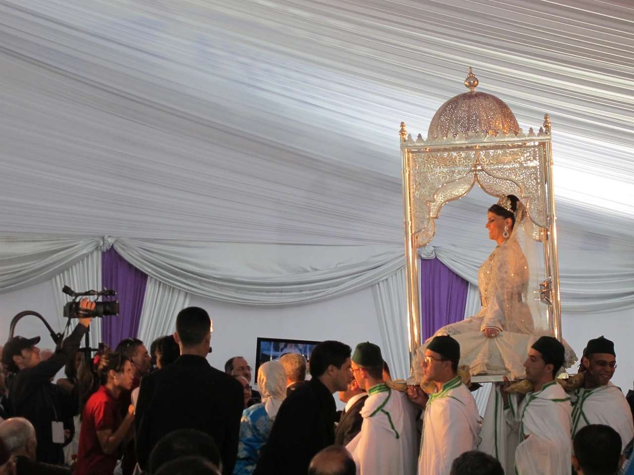 [2-41] 신부가 가마를 타고 입장하는 모습.JPG