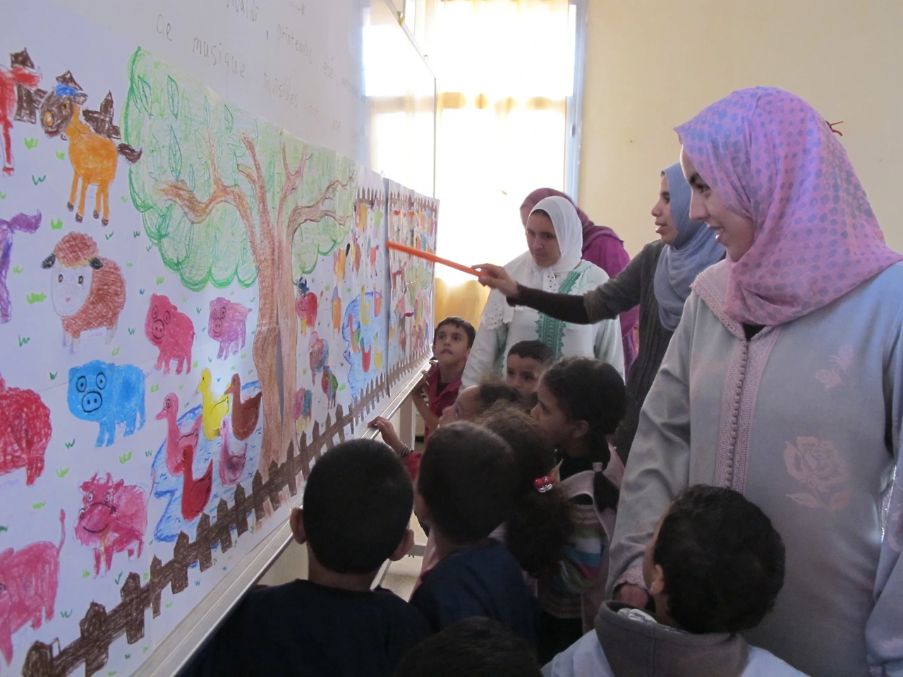 [3-94] 아이들의 첫 작품 ‘티플렛 동물원’을 구경하는 학부모들.JPG