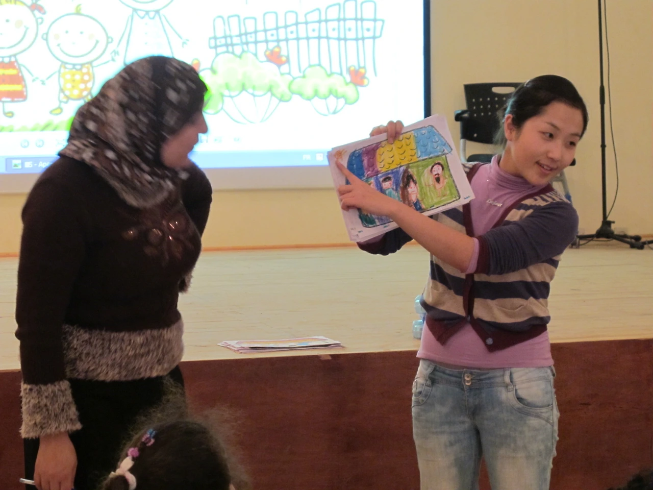 [3-54] 아이들의 가족 그림 작품을 소개해주는 모습.JPG