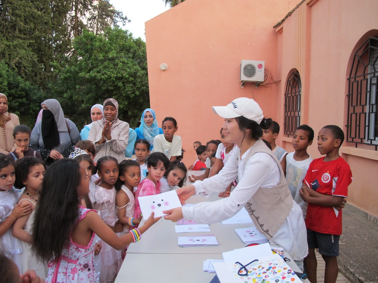 [3-122] 종업식 날 아이들에게 사진과 편지 선물을 전달하는 모습.JPG