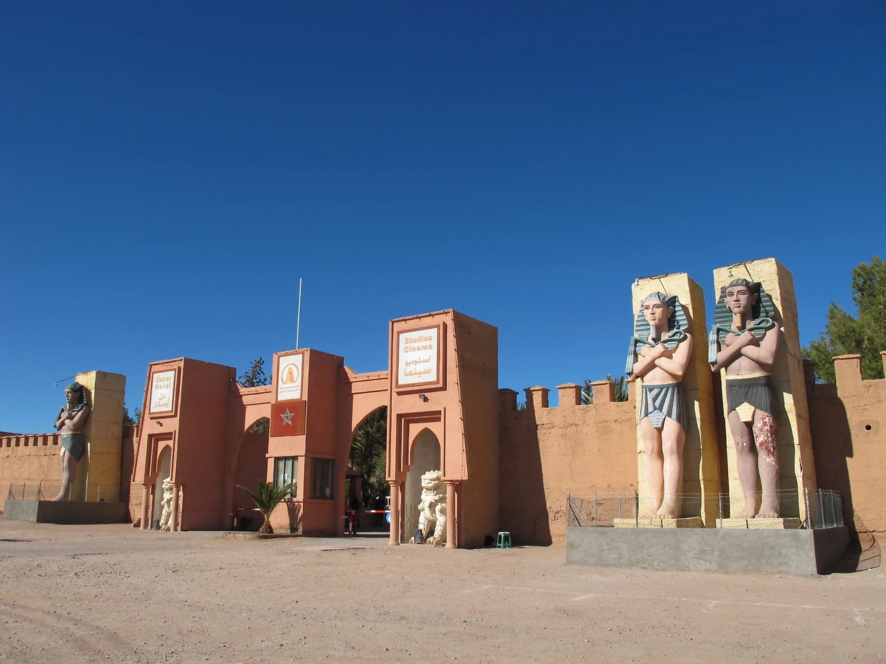 [5-83] 와르자자트(Oearzazat)에 할리우드 영화촬영 세트장 입구.JPG