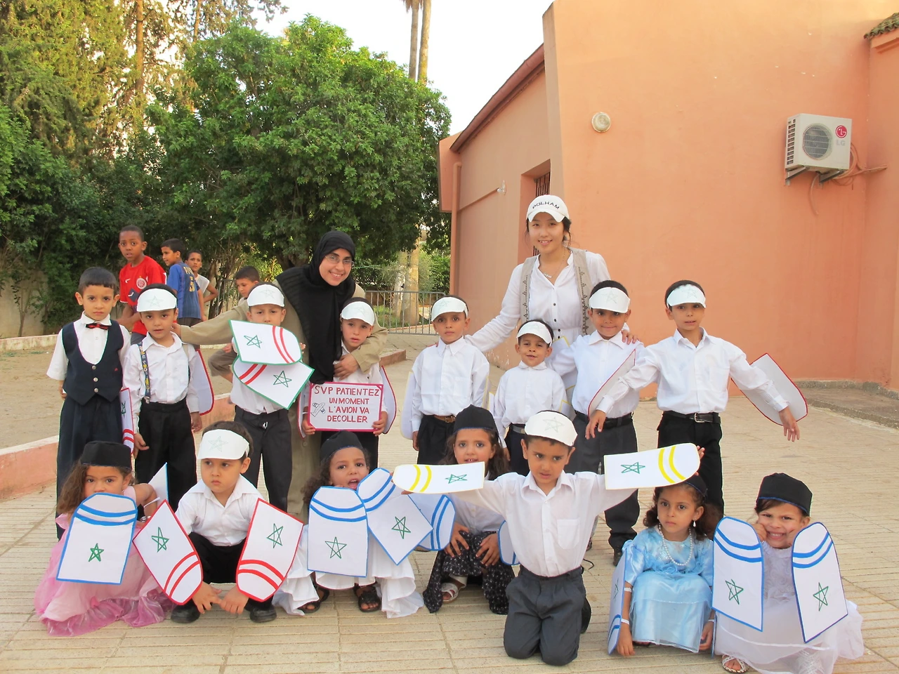 [3-121] 6세반 ‘비행기’ 공연을 마치고 레일라 선생님과 함께.JPG