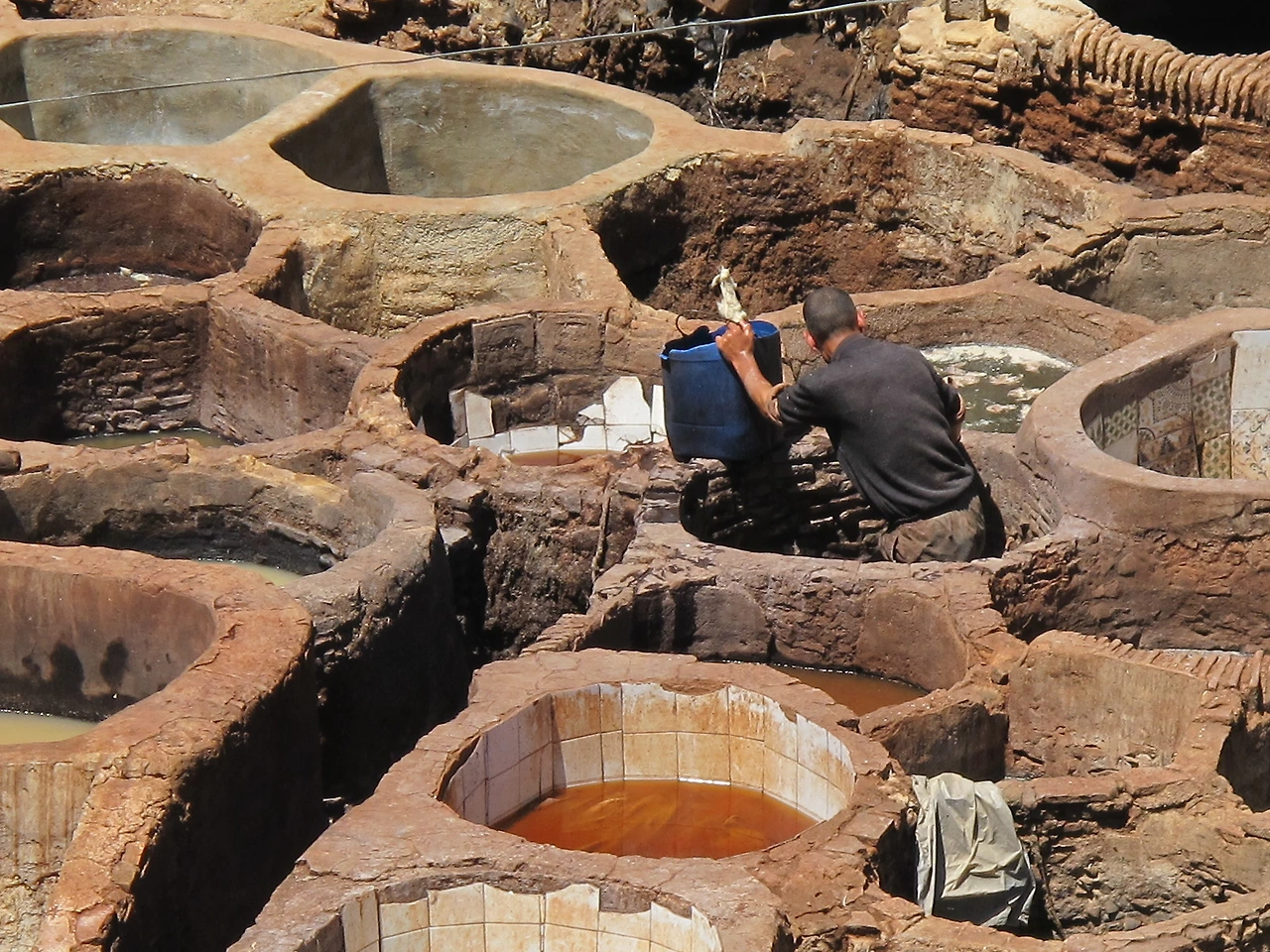[5-53] 12세기 방식 그대로 가죽을 염색하고 있는 장인.JPG