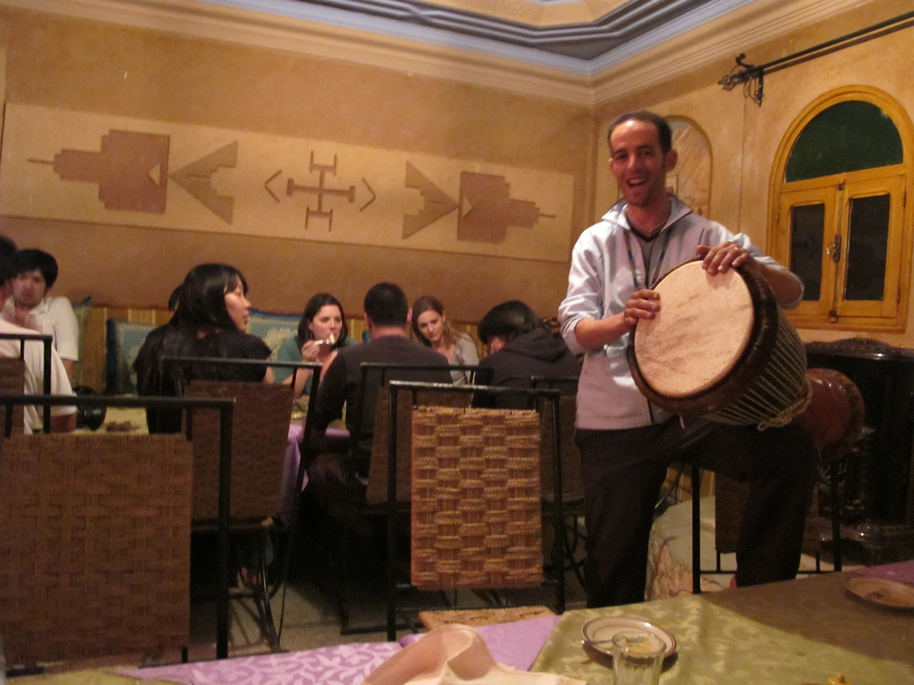 [4-7] 사막 가이드들과 북치며 신이 난 호센.JPG