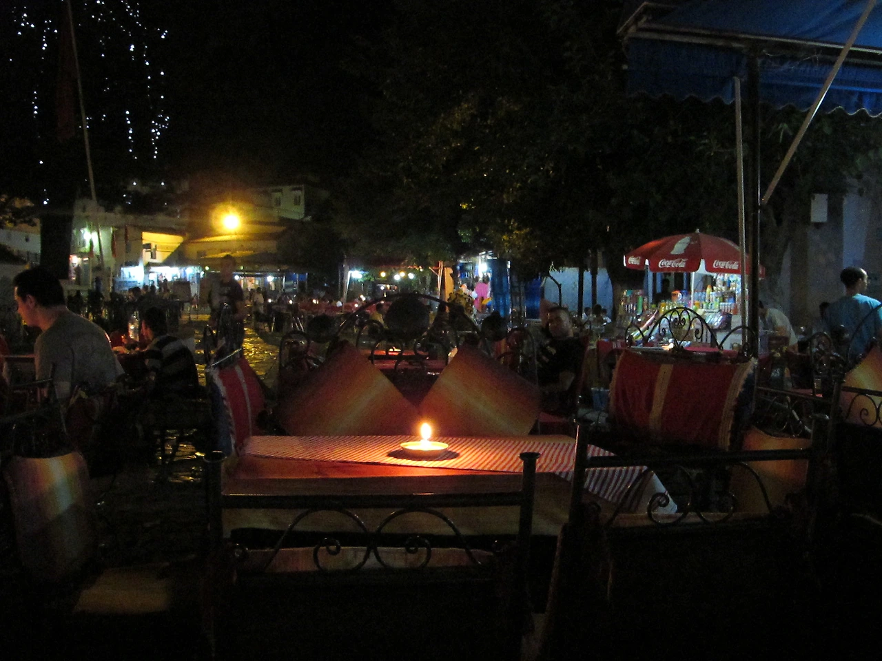 [5-44] 은은한 분위기가 풍기는 쉐프샤우엔(Chefchaouen)의 식당.JPG