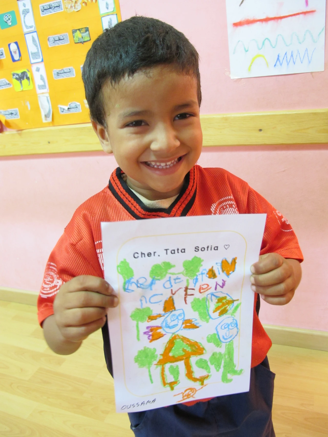 [3-111] 선생님에게 줄 감사의 편지를 쓰고 해맑게 웃는 아이들 1.JPG