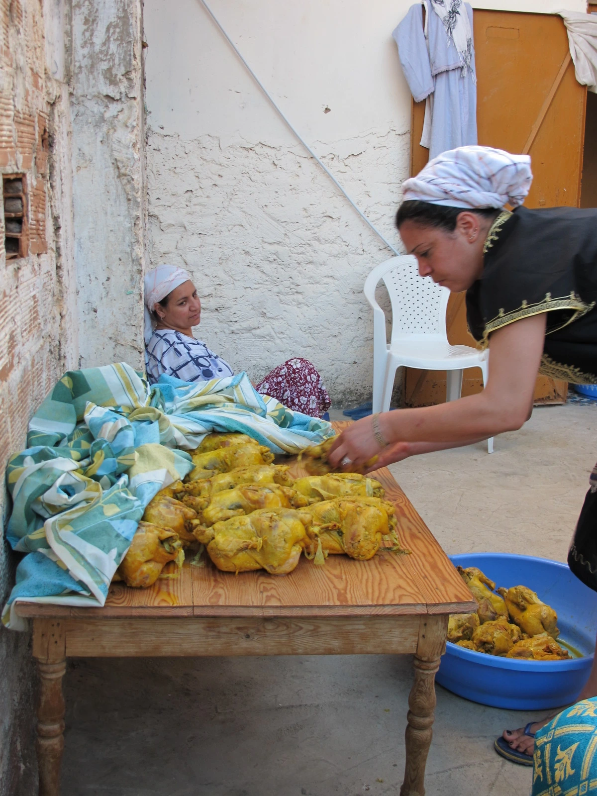 [2-48] 어마어마하게 많은 양의 닭들을 준비하는 아주머니.JPG