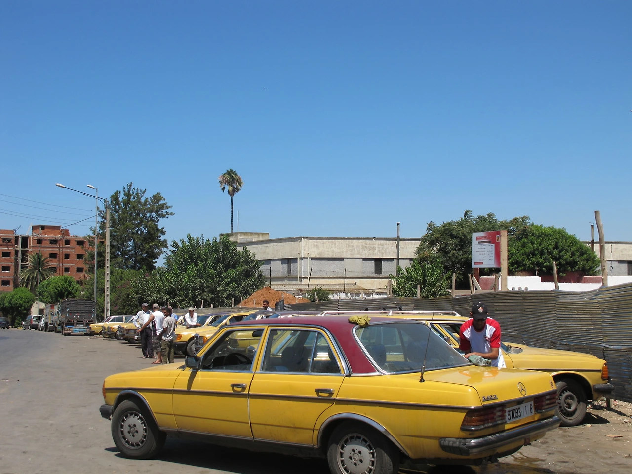 [5-4] 케니트라(Kenitra) 기차역 근처에 있는 해변 가로 가는 그랑택시 정류장.JPG