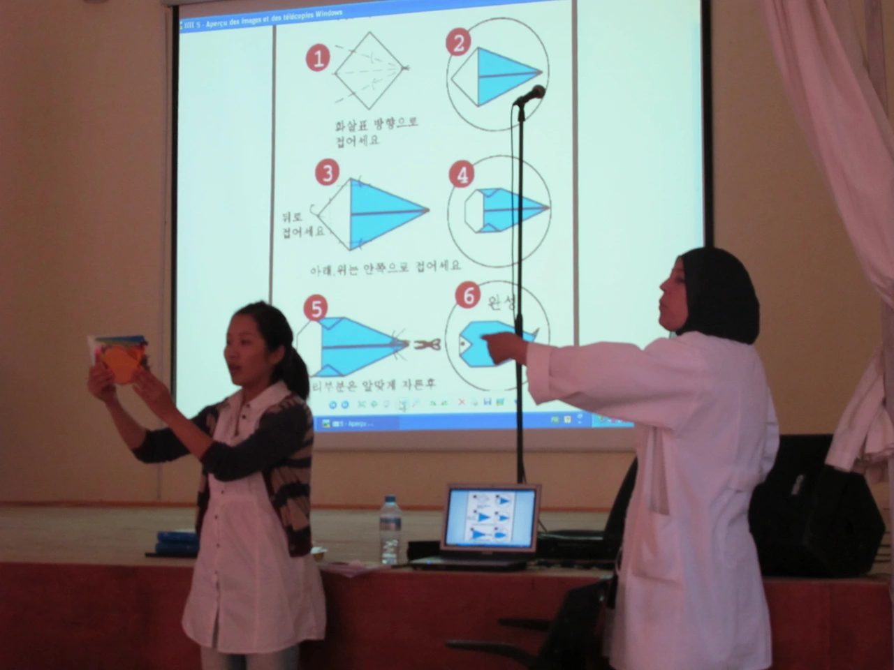 [3-33] 가장 쉬운 물고기 접기를 아이들에게 설명하는 모습.JPG