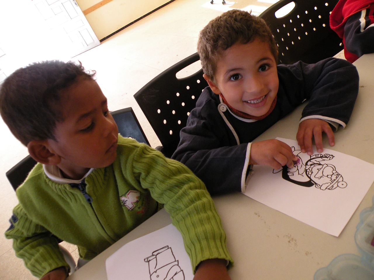 [3-61] 고사리 손으로 곱게 이웃들을 색칠하는 모습 1.JPG