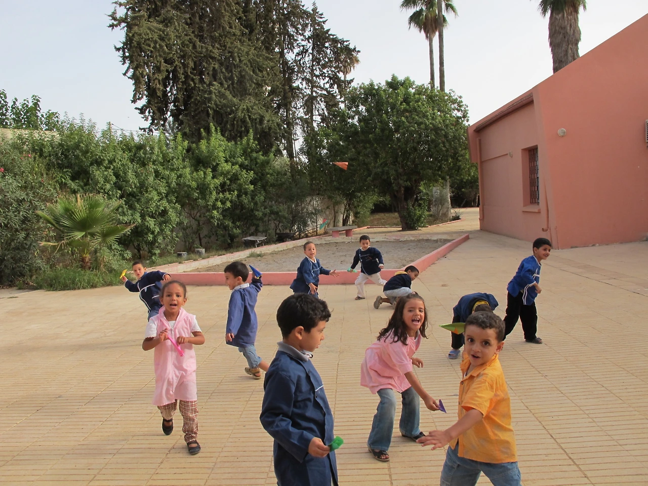 [3-29] 처음 접은 종이비행기를 하늘 높이 날리는 아이들1.JPG