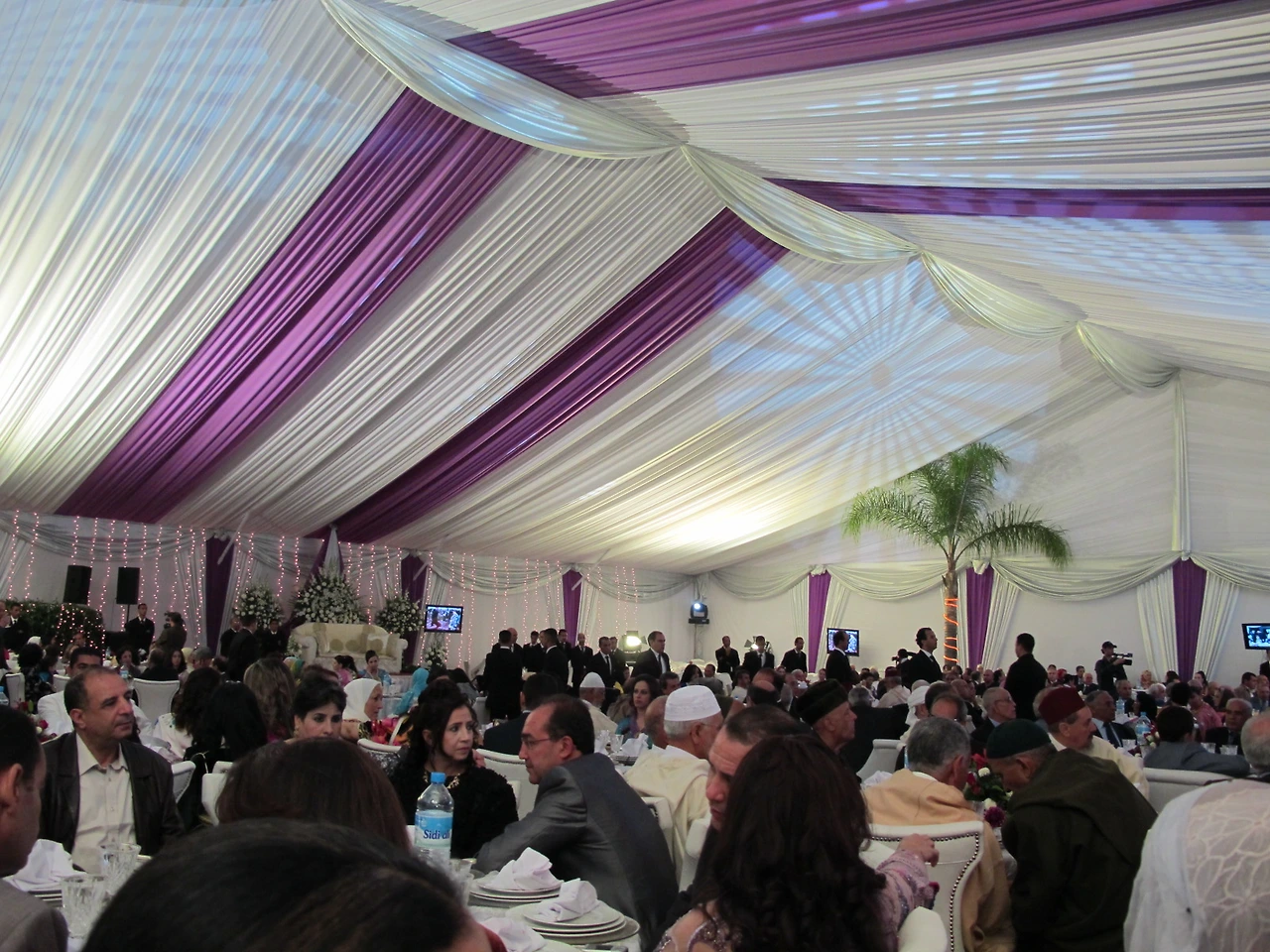 [2-39] 원형으로 된 천막안의 결혼식장 내부.JPG