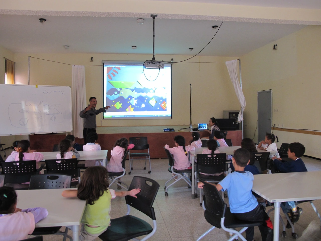 [3-32] 빔 프로젝트를 이용하여 바다 속 종이접기 모습을 설명 1.JPG