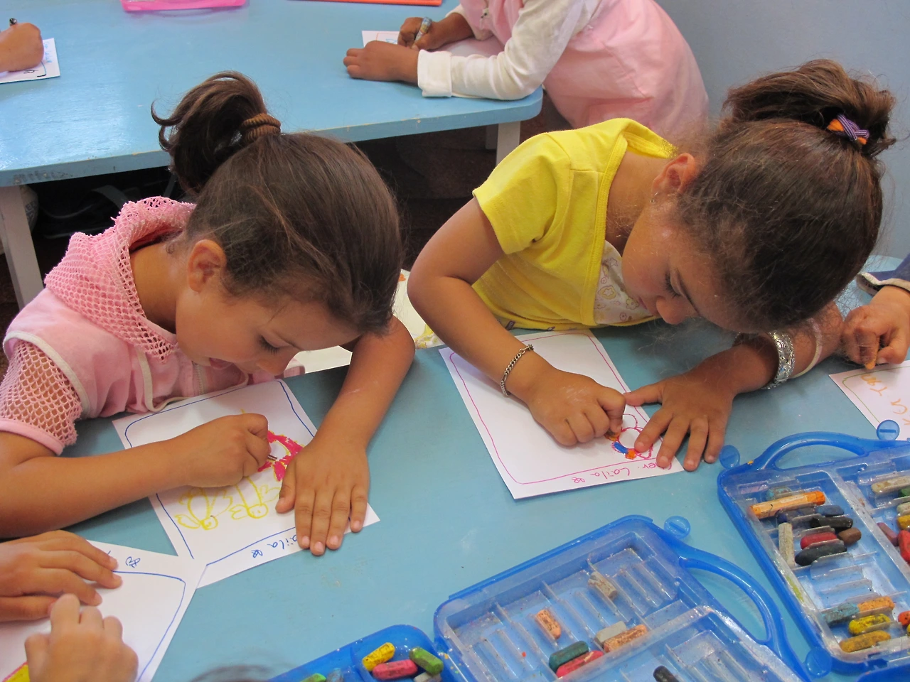 [3-110] 선생님에게 줄 감사의 편지를 쓰는 아이들.JPG