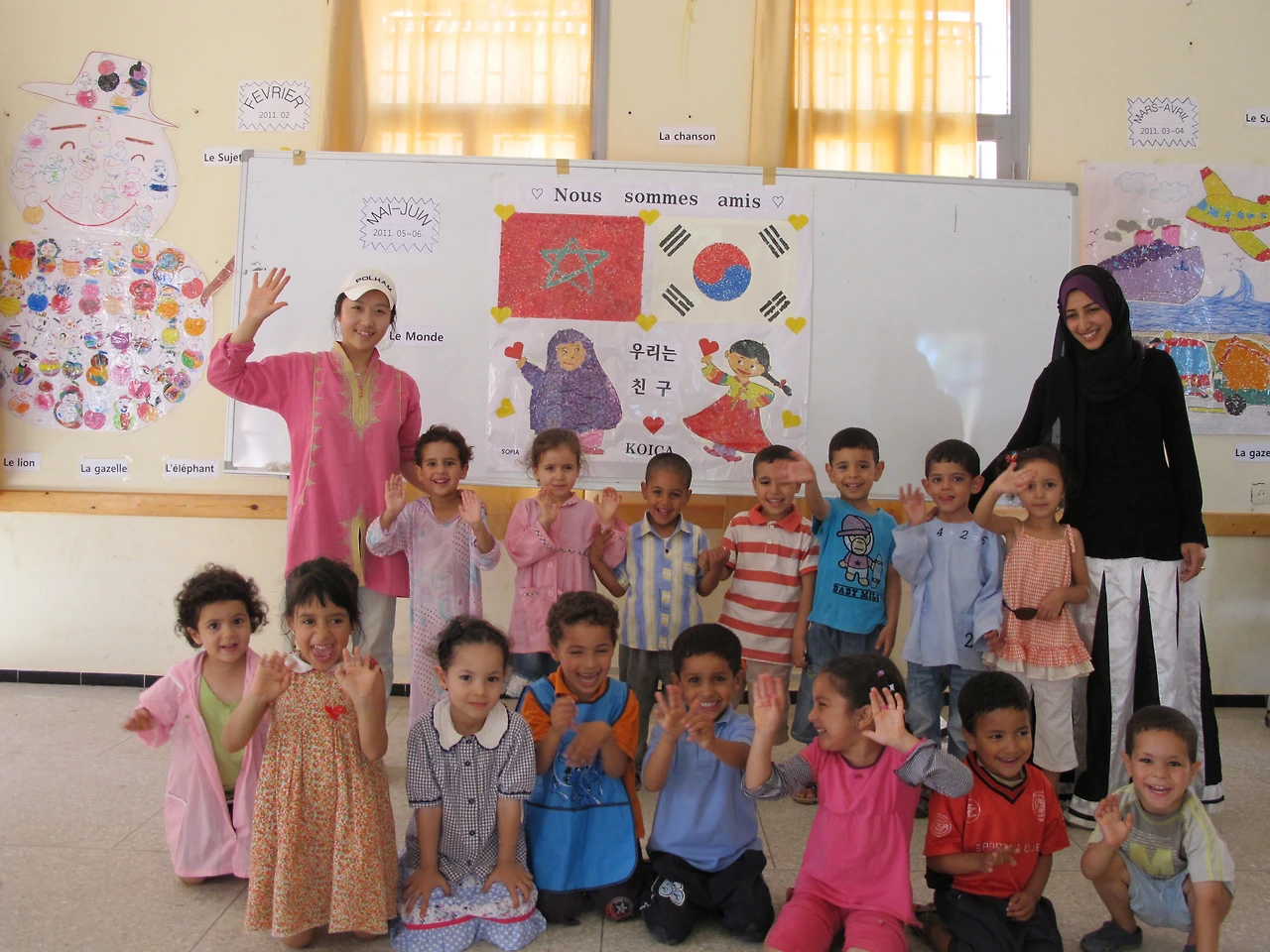 [3-91] ‘우리는 친구’라는 문구로 완성된 공동작품 앞에서 단체사진.JPG