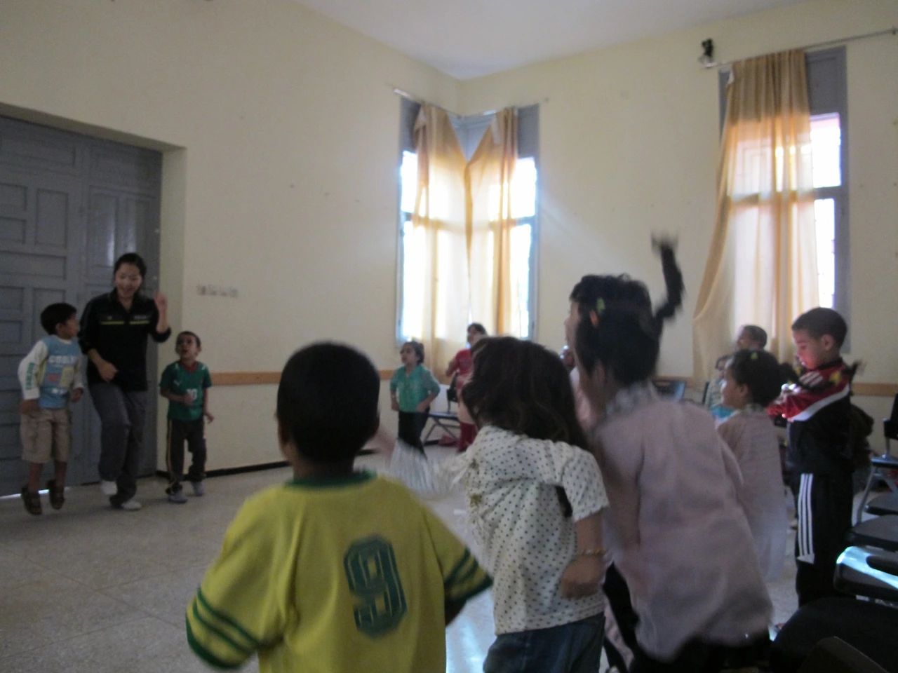 [3-21] 동그랗게 원을 그리고 아이들과 ‘짤랑짤랑’ 율동을 하는 모습.JPG