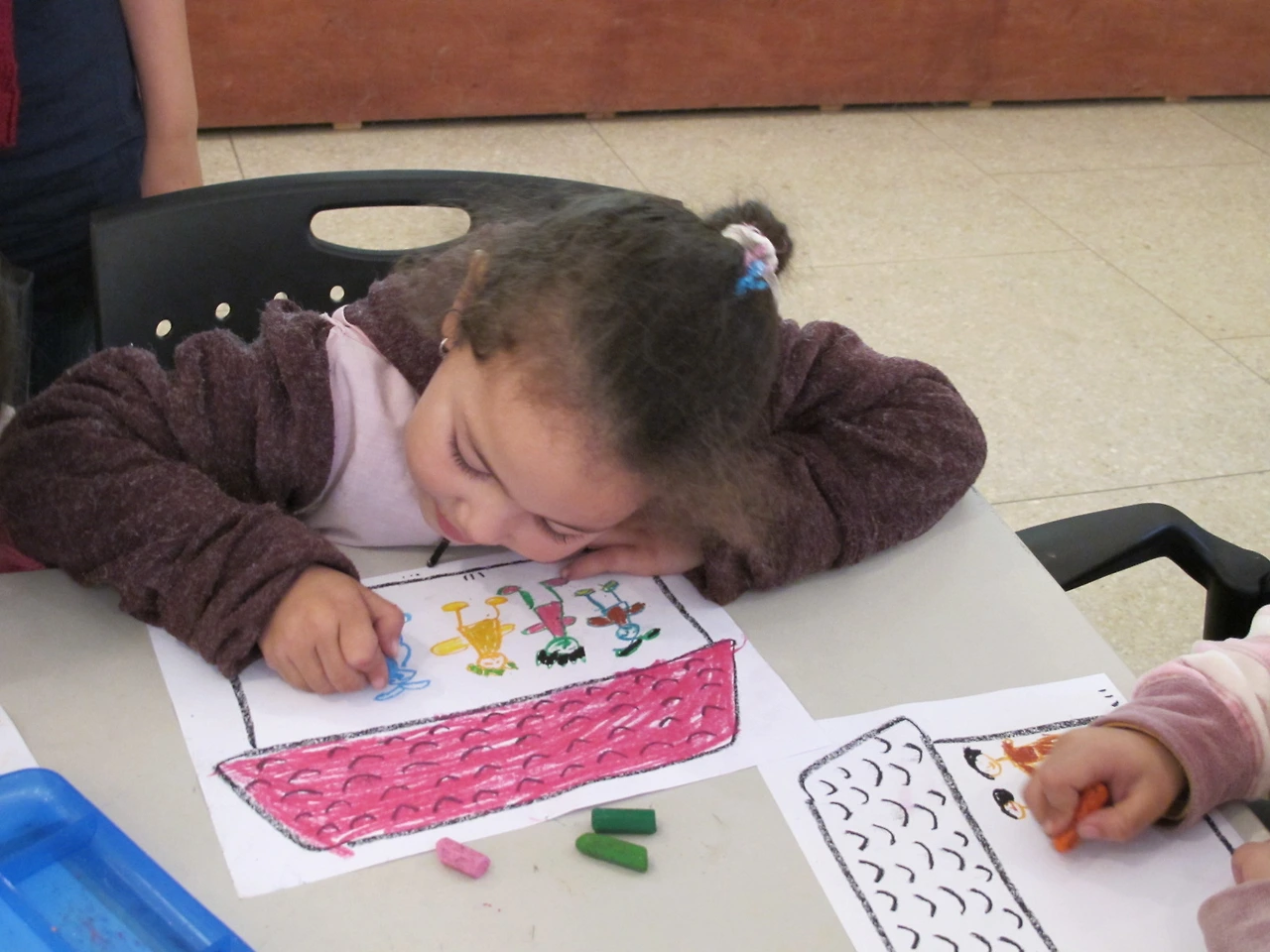 [3-51] 자신의 가족을 그리는 아이들과 현지인 선생님 2.JPG