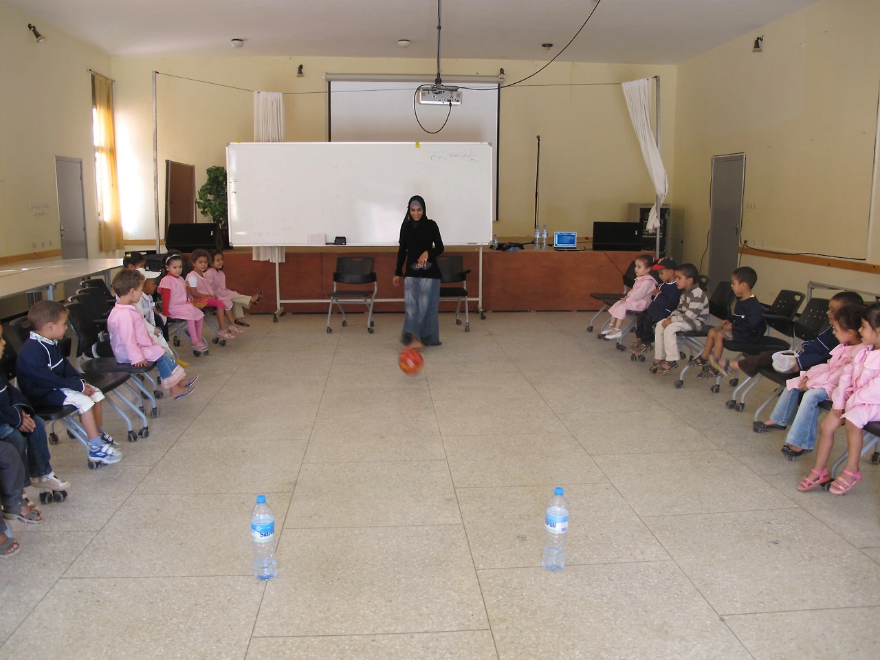 [3-26] 물통을 이용한 축구게임을 하는 메리엄반 아이들 1.JPG