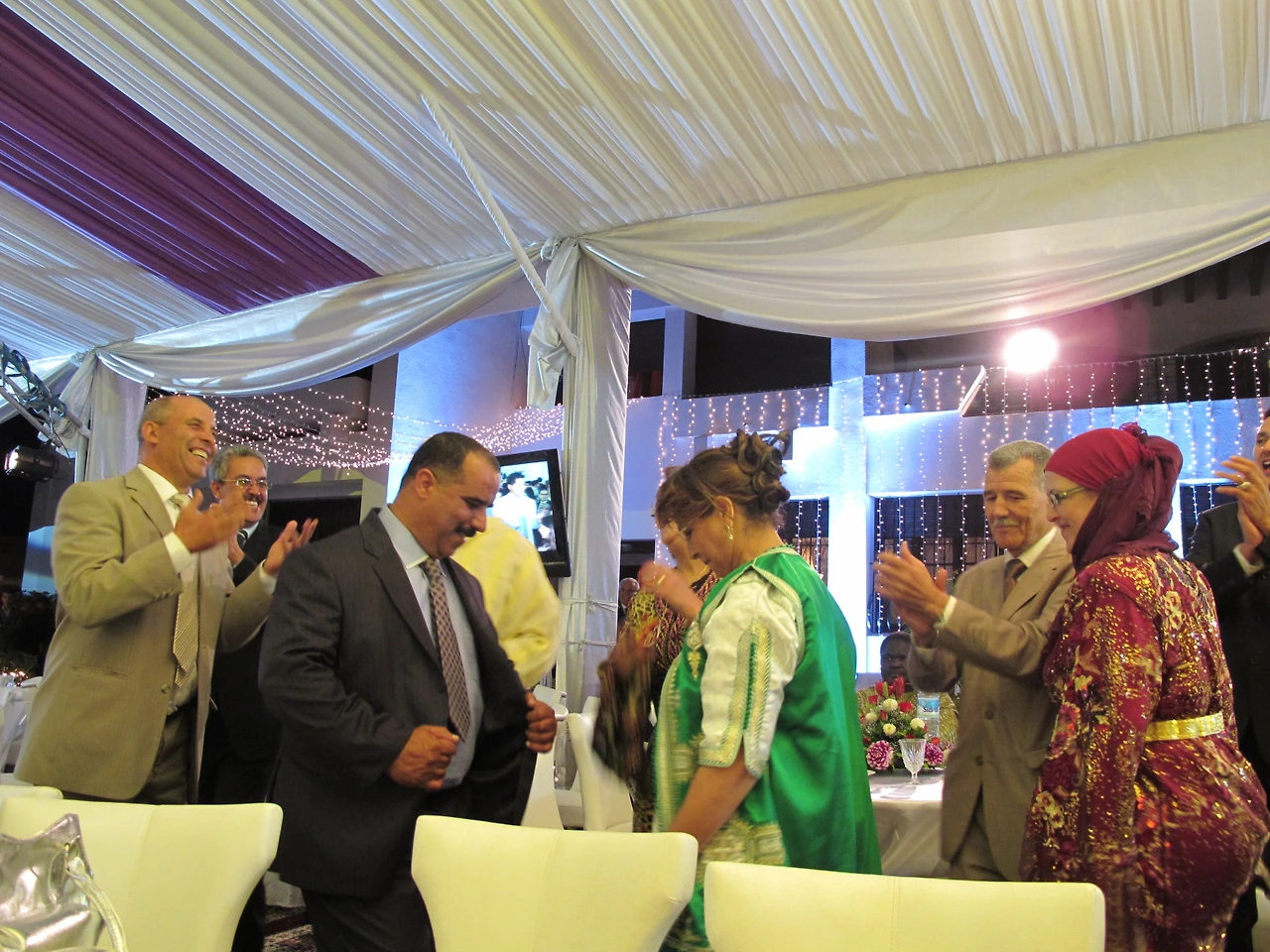 [2-45] 모로코 음악에 맞춰 춤추는 아주머니들.JPG