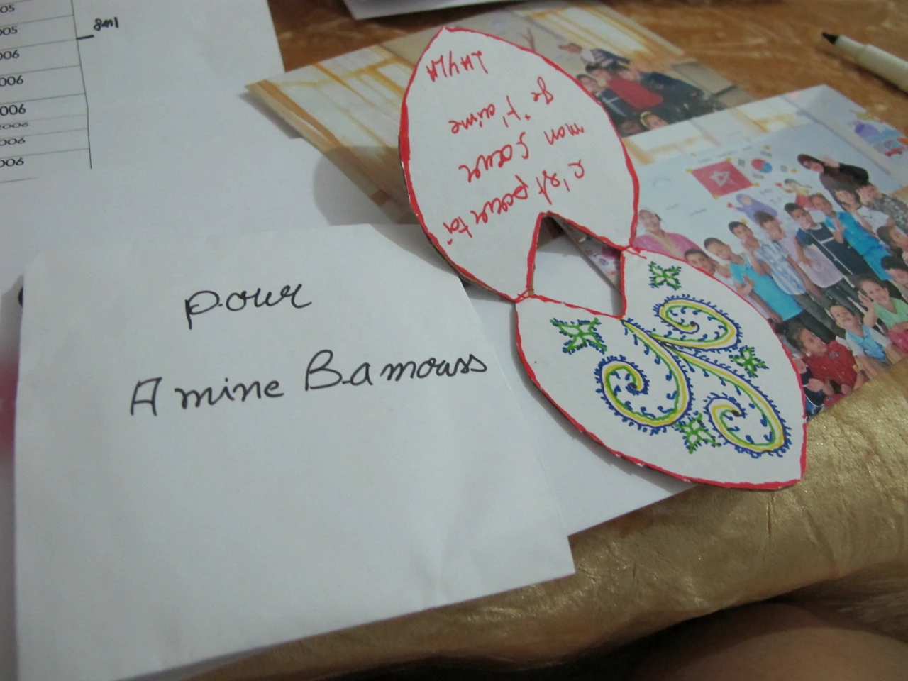 [3-116] 아이들에게 줄 카드 선물을 준비해온 레일라 선생님 편지들.JPG