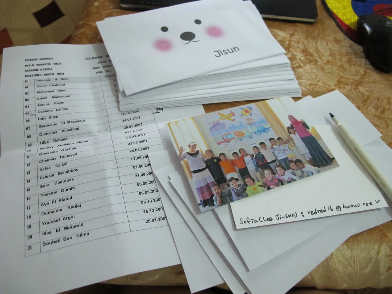 [3-117] 아이들의 이름 목록을 보며 아이들에게 줄 선물들을 준비하는 모습(사진 뒤 이메일 쓰기).JPG