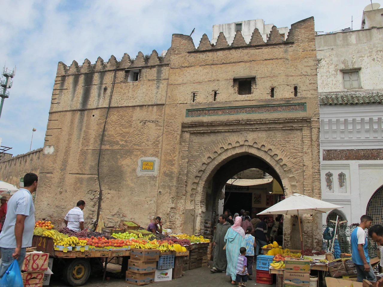 [5-26] 카스바(Casbah)로 들어가는 떼뚜앙(Tetouan) 메디나 입구.JPG