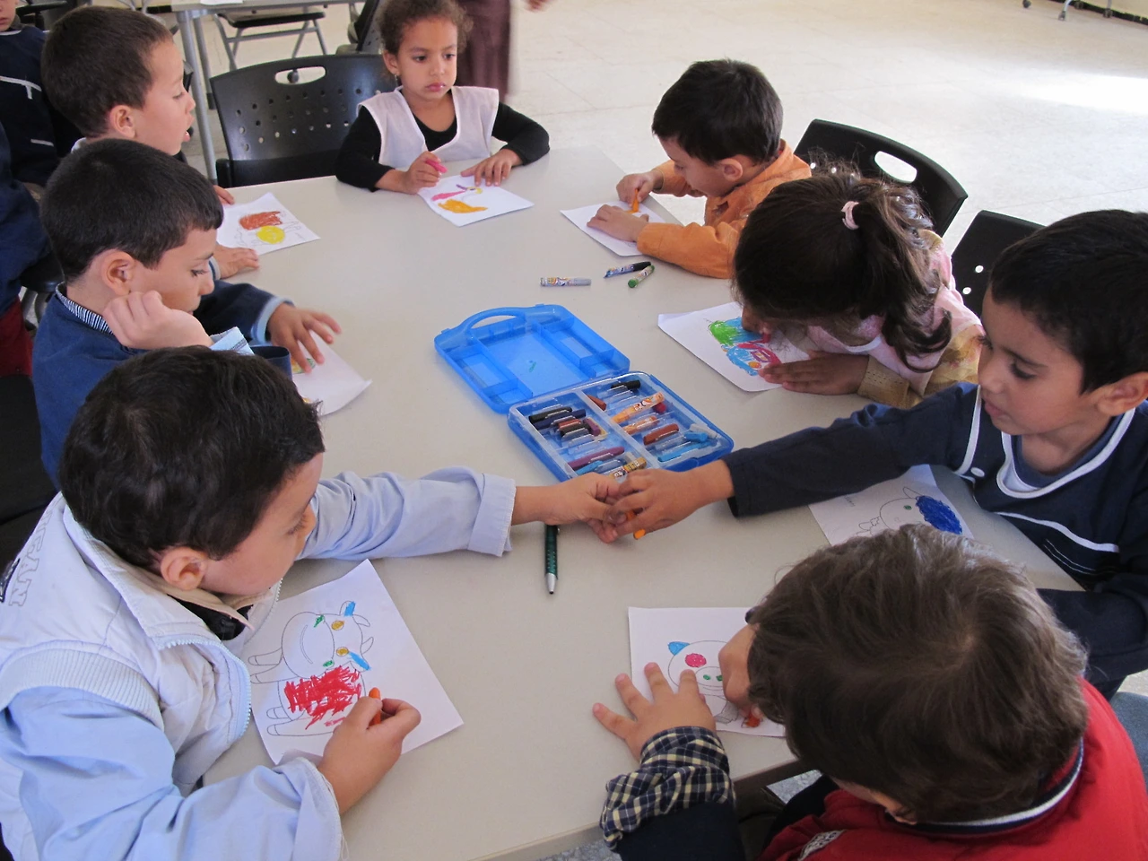 [3-37] 처음으로 색칠하기에 도전하는 아이들.JPG