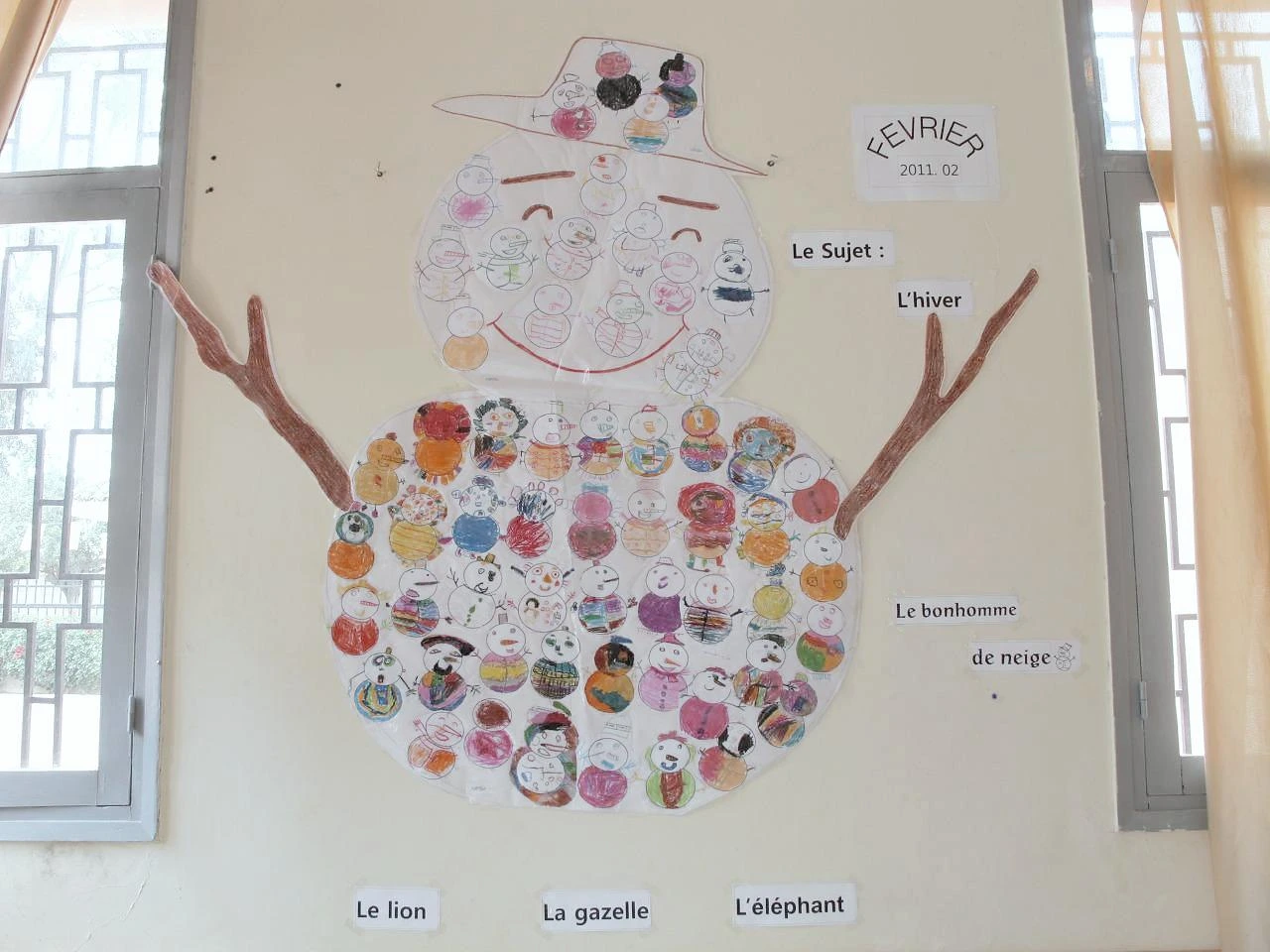 [3-70] 아이들의 작품들을 모아 만든 커다란 눈사람 공동 작품.JPG