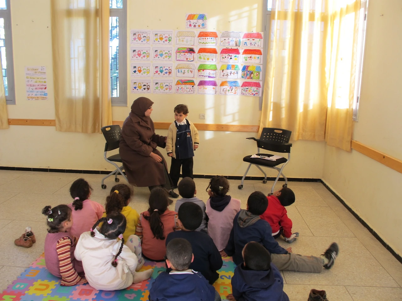 [3-52] 친구들 앞에서 가족을 소개하는 모습.JPG