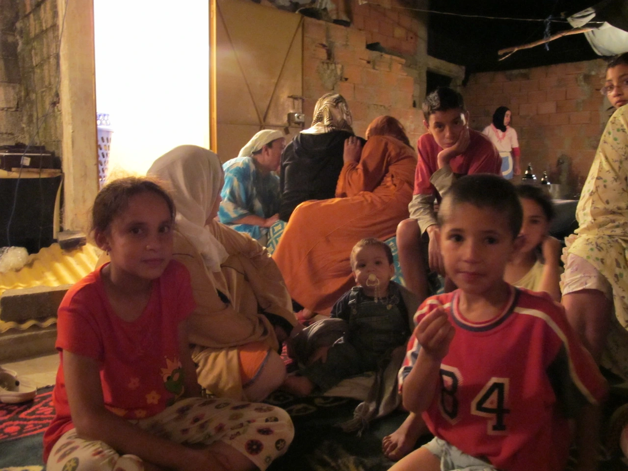 [2-53] 동양인을 처음 보는 아이들이 신기해서 모여든 옥상의 모습.JPG