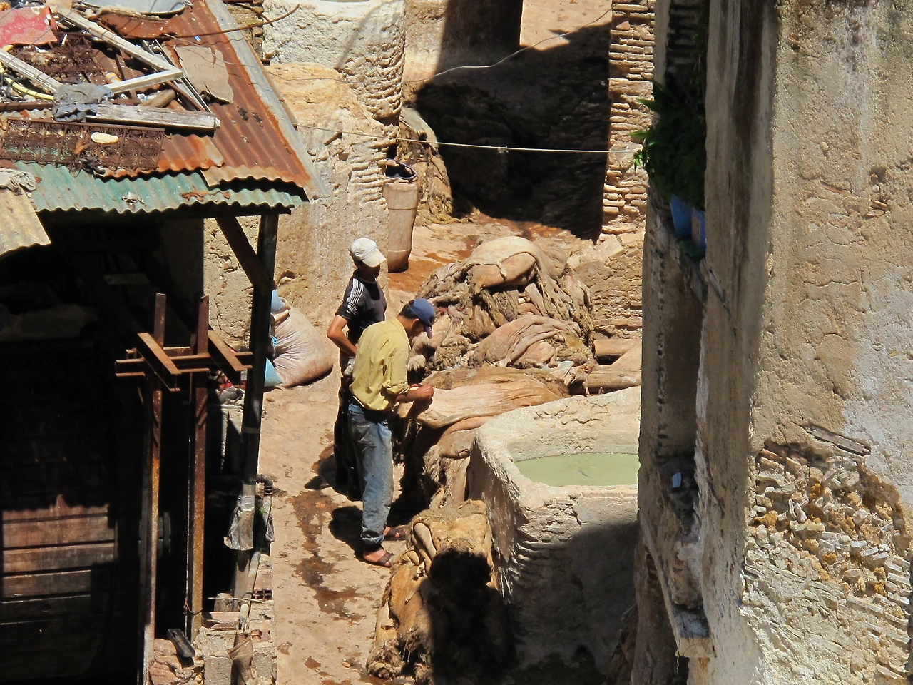 [5-52] 가죽의 털을 벗기고 있는 장인.JPG