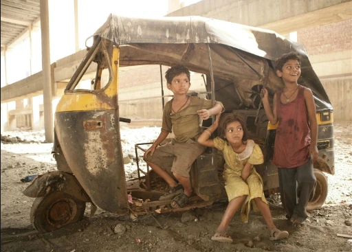 [2-62] 영화 ‘슬럼 독 밀리언 에어’ 속 인도 빈민가 아이들.bmp