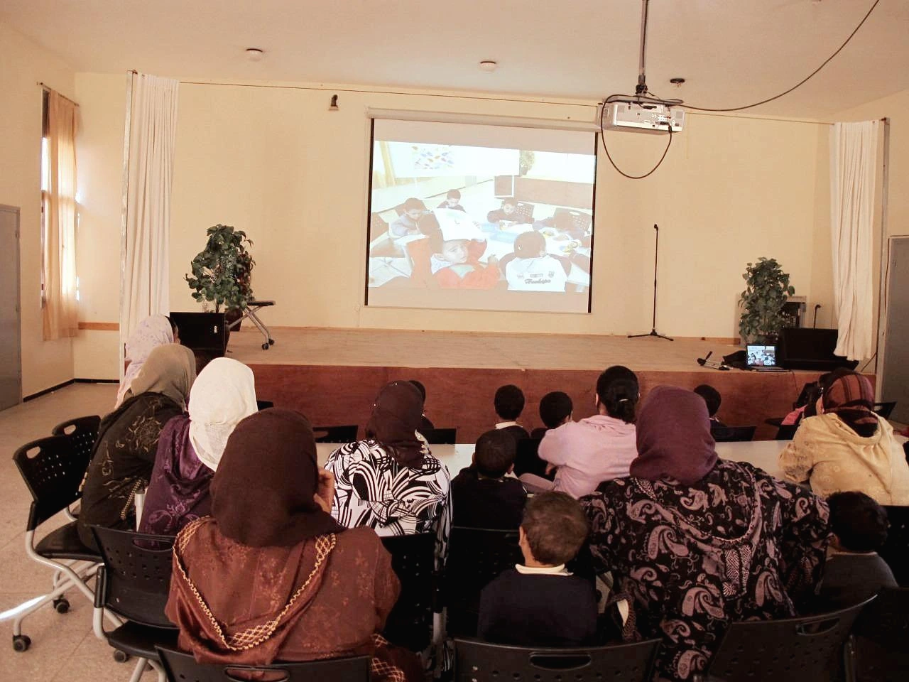 [3-92] 아이들의 활동사진 영상을 보고 있는 학부모들.JPG