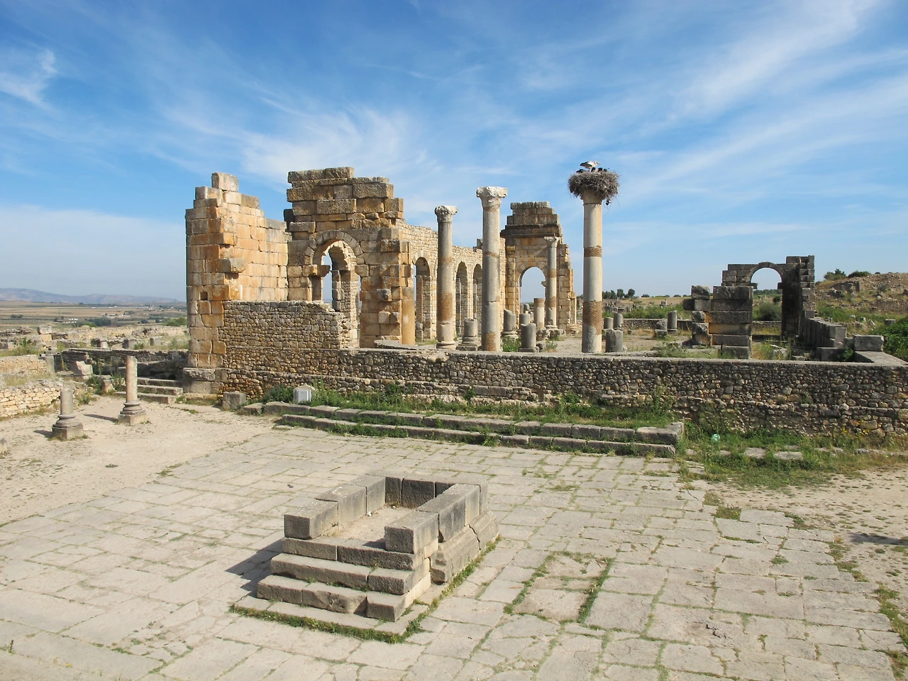 [5-57] 볼루빌리스(Volubilis)의 고대 로마시대 건축물들.JPG