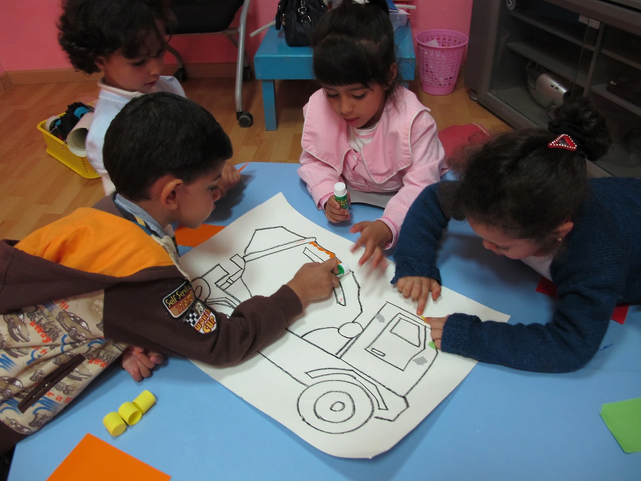 [3-76] 색종이 모자이크를 하고 있는 5세반 아이들.JPG