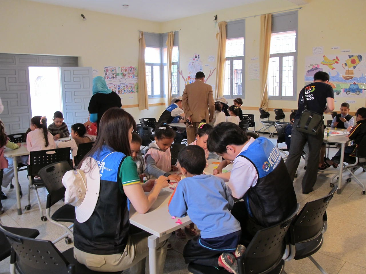 [3-86] 한국에서 방문한 손님들과 함께 모자이크 수업을 하는 모습.JPG