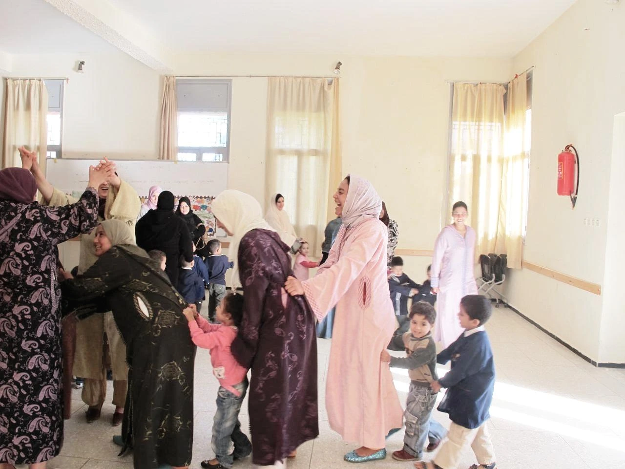 [3-93] 아이들과 함께 ‘동대문 놀이’를 하는 학부모들 1.JPG