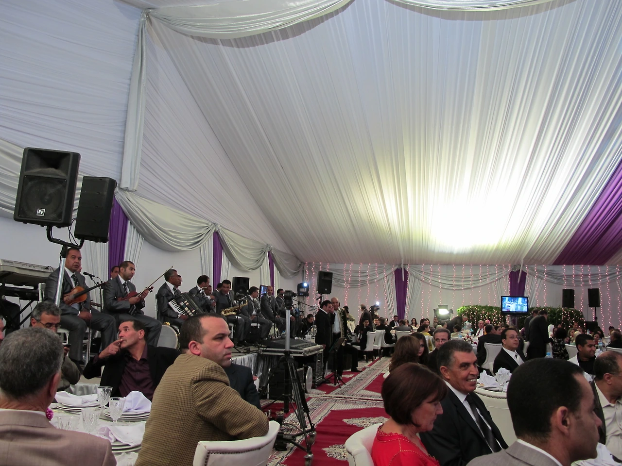 [2-38] 현대의상 악단이 연주하는 모습.JPG