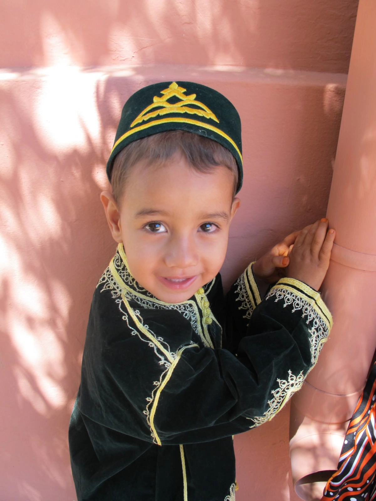 [2-70] 모로코의 해맑은 아이들 2(모로코 명절 때 전통의상을 입은 아이).JPG