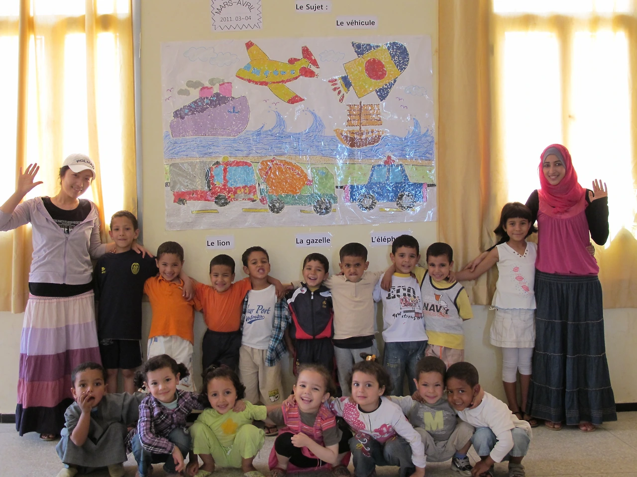 [3-82] ‘교통기관’ 공동작품 앞에서 5세반 아이들과 메리엄 선생님.JPG