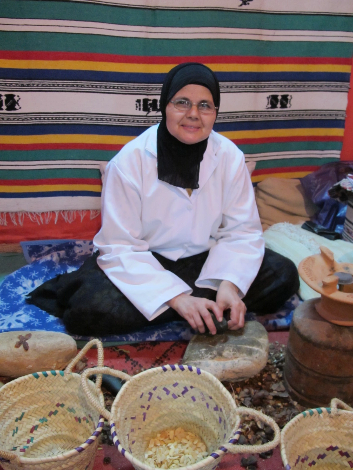 [2-74] 아르간 오일을 만드시는 아주머니.JPG