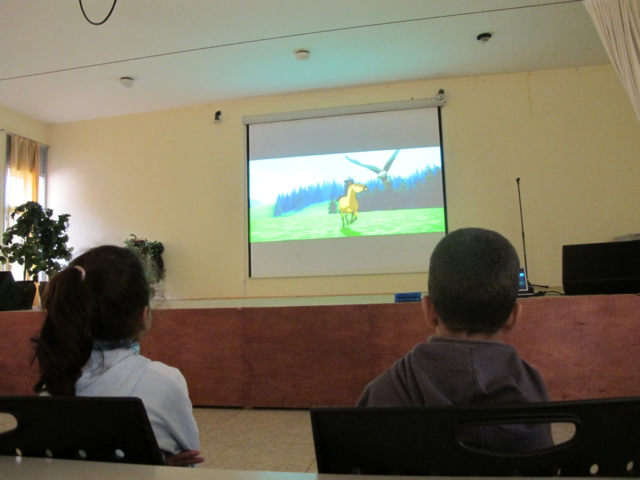 [3-36] 스피릿(Spirit) 만화영화를 감상하는 아이들.JPG